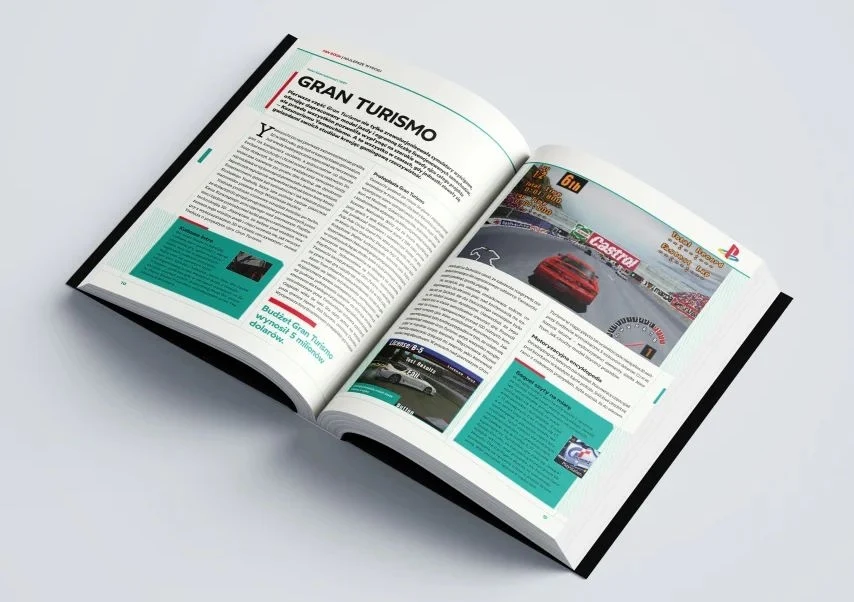 Otwarta książka z rozdziałem poświęconym grze Gran Turismo, tekst uzupełniony kolorowymi ramkami, fragmentami recenzji oraz zdjęciem samochodu na torze wyścigowym.