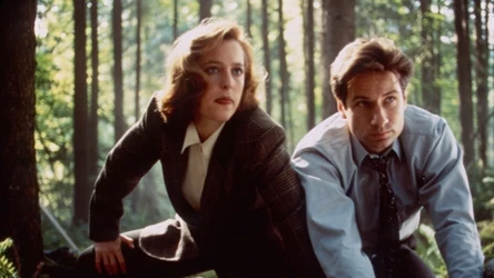 Główni bohaterowie serialu "Z Archiwum X": Scully (Gillian Anderson) i Mulder (David Duchovny)