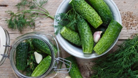 Jeden dodatek sprawia, że małosolne, a potem kiszone nabierają zupełnie innego smaku. 