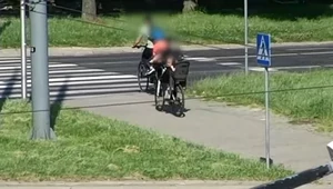 Dron przyłapał ich, jak jechali z dziećmi po chodniku. W sieci zawrzało