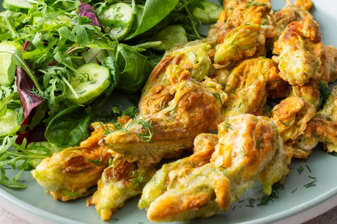 Nadziewane kwiaty cukinii w cieście naleśnikowym to przepyszna i zdrowa przekąska