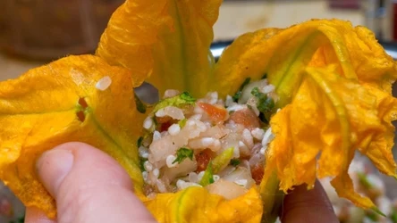 Kwiaty cukinii można nadziewać przed obtoczeniem w cieście naleśnikowym