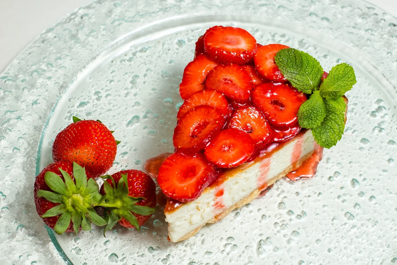 Sernik na zimno z truskawkami przyrządzisz w 20 minut, a mimo to zrobi wrażenie na gościach Sernik na zimno z truskawkami przyrządzisz w 20 minut, a mimo to zrobi wrażenie na gościach