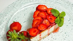 Zrób, póki trwa sezon. Najprostszy sernik na zimno z truskawkami