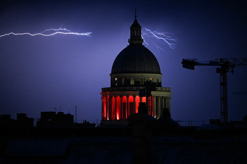 Gwałtowna burza w Paryżu. W dużej części Francji w środę wieczorem nawałnice spowodowały wiele zniszczeń Gwałtowna burza w Paryżu. W dużej części Francji w środę wieczorem nawałnice spowodowały wiele zniszczeń