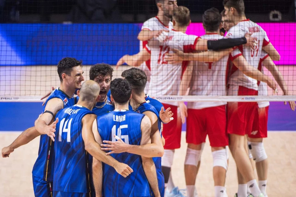 Liga Narodów siatkarzy. Alessandro Michieletto (pierwszy z lewej) docenia postawę polskich siatkarzy