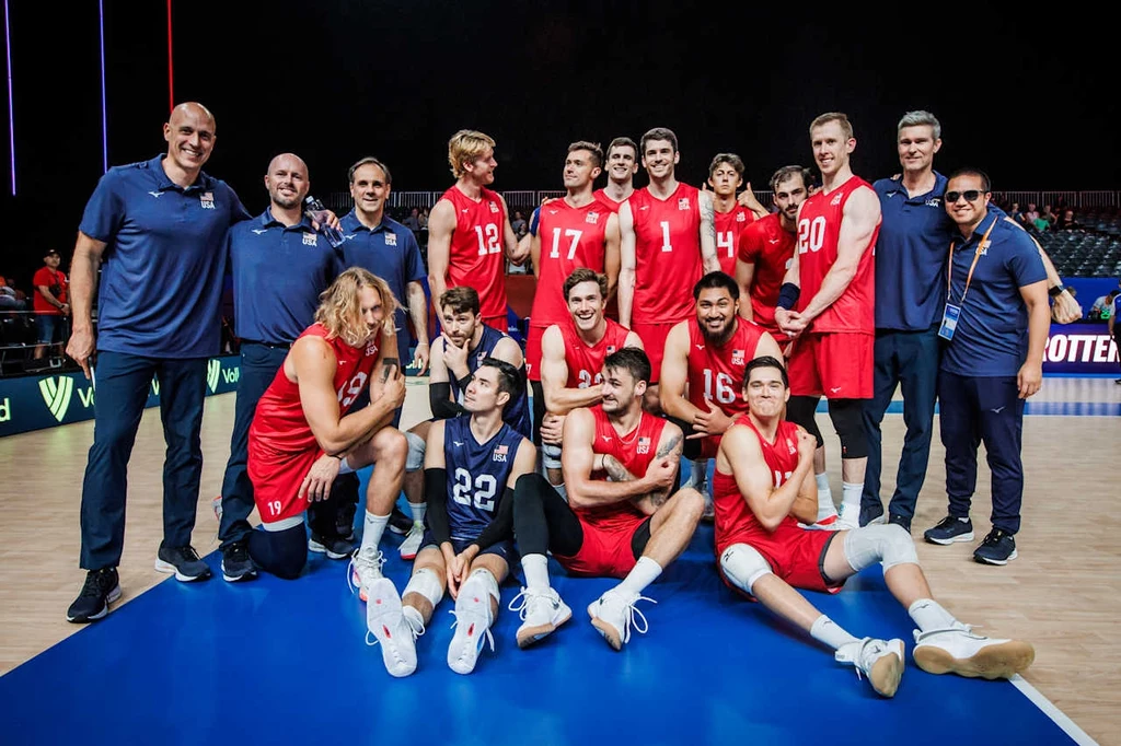 Amerykańscy siatkarze, z nr 16 Joshua Tuaniga