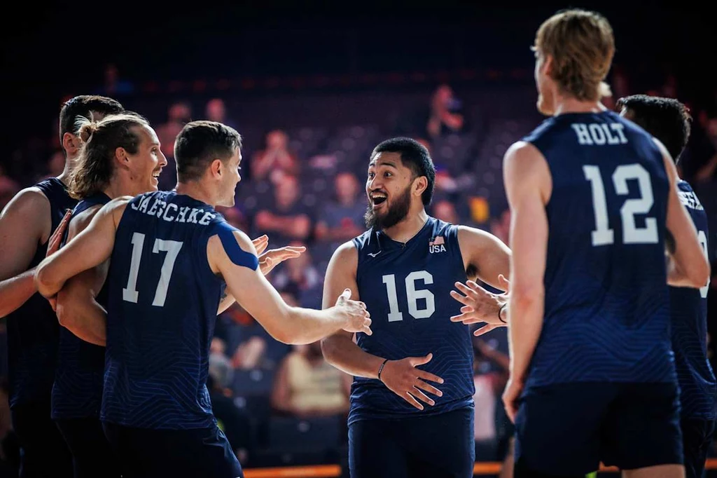 Joshua Tuaniga (nr 16) zdobywał medale z reprezentacją USA w Lidze Narodów siatkarzy