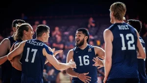 Joshua Tuaniga (nr 16) zdobywał medale z reprezentacją USA w Lidze Narodów siatkarzy