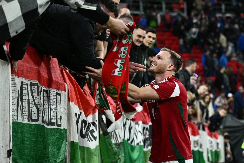Milos Kerkez z kibicami reprezentacji Węgier Milos Kerkez z kibicami reprezentacji Węgier