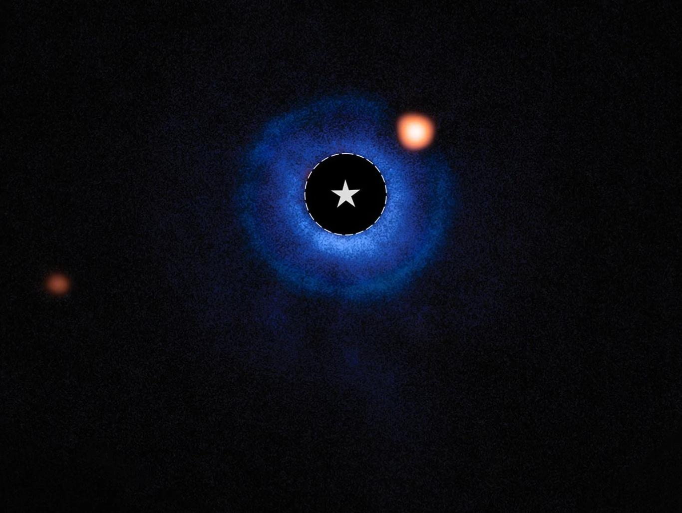 Astronomowie korzystający z należącego do NASA Kosmicznego Teleskopu Jamesa Webba zdobyli przekonujące dowody na istnienie planety o masie podobnej do Saturna, krążącej wokół młodej pobliskiej gwiazdy TWA 7 Jasna gwiazda otoczona niebieską mgławicą, z dwoma pomarańczowymi punktami znajdującymi się na tle ciemnego nieba.