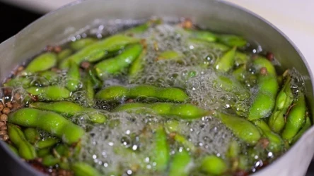 Pół szklanki fasoli edamame zapewnia więcej białka niż ugotowane jajko