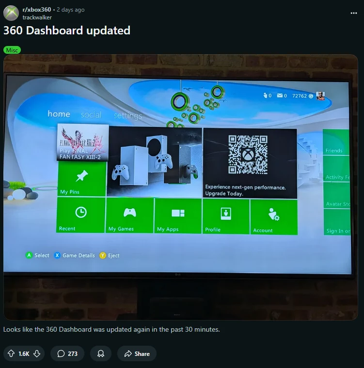 Ekran telewizora z włączonym menu głównym konsoli Xbox 360, widoczne charakterystyczne zielone kafelki, opcje takie jak My Pins, Recent, My Games, My Apps oraz kod QR promujący nowe funkcje.