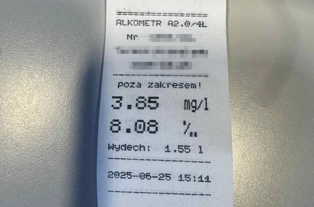 Traktorzysta miał aż 8 promili alkoholu w wydychanym powietrzu. Wydruk z alkomatu informujący o bardzo wysokiej zawartości alkoholu w wydychanym powietrzu, zawierający szczegółowe wyniki pomiaru oraz datę i godzinę badania.