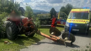 Pijany rolnik wjechał w drzewo i szopę. Rekordowy wynik na alkomacie