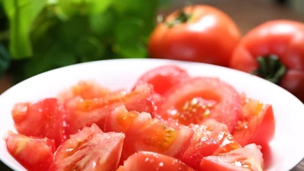 Do pomidorów warto dodać jeden składnik, aby podkręcić ich smak w sałatkach 