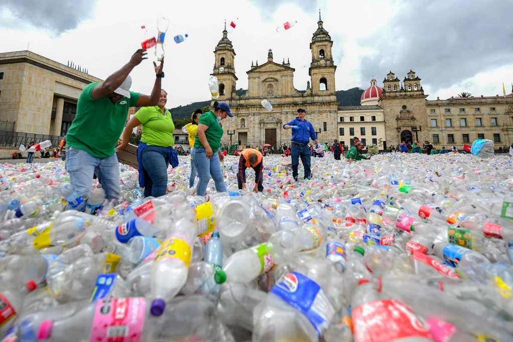 We wtorek stolicę Kolumbii zalały tysiące plastikowych butelek We wtorek stolicę Kolumbii zalały tysiące plastikowych butelek
