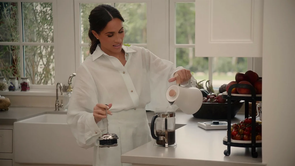 Koszule Meghan Markle stały się jej znakiem rozpoznawczym Koszule Meghan Markle stały się jej znakiem rozpoznawczym