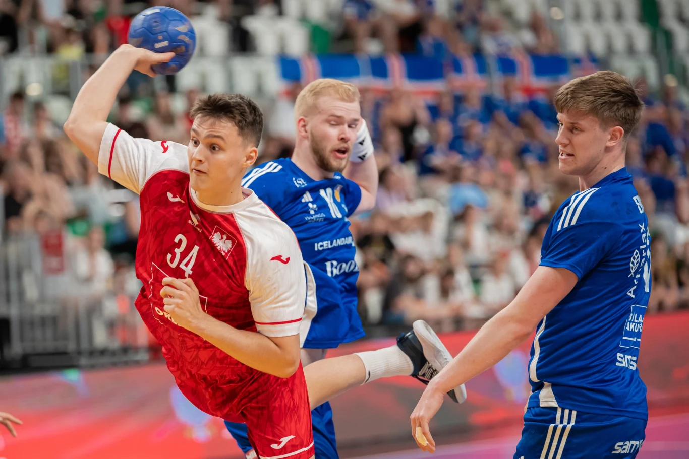 Marcin Pepliński w ataku na bramkę Islandii