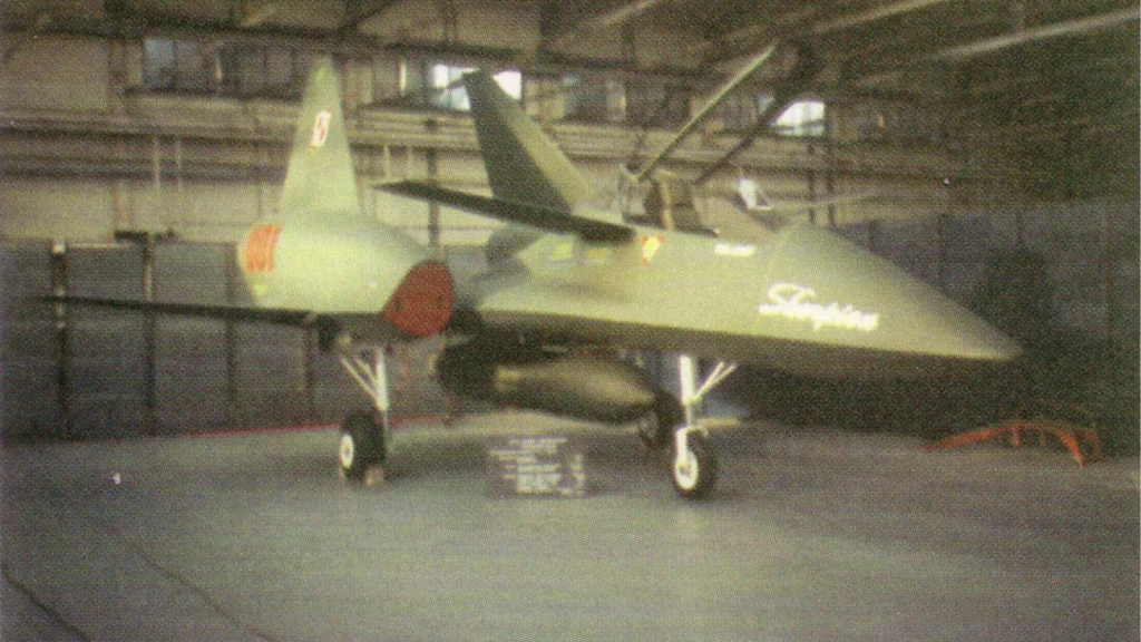 Makieta PZL-230F na pokazie w grudniu 1992 roku Eksperymentalny polski odrzutowiec o charakterystycznej zielonej barwie, oznaczony napisem Skorpion, ustawiony w hangarze, posiada masywną kabinę oraz uzbrojenie pod kadłubem.
