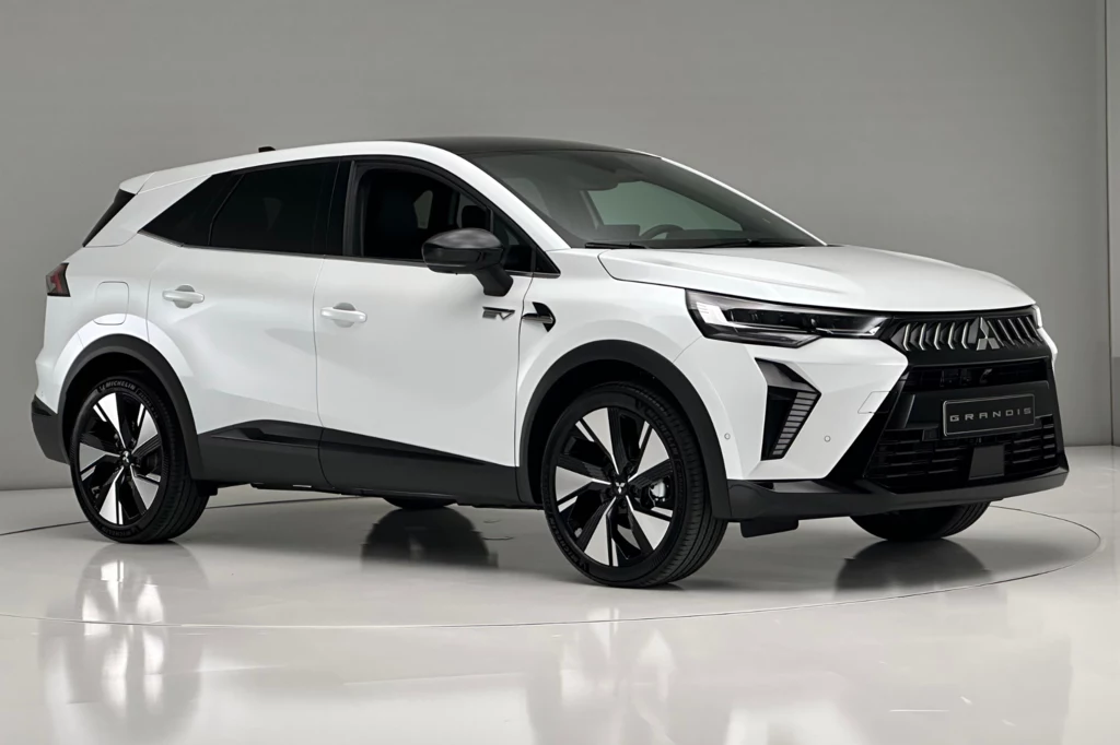 Nowoczesny biały SUV o dynamicznej sylwetce, z czarnym dachem i charakterystycznymi sportowymi felgami, stoi w jasnym, minimalistycznym wnętrzu studyjnym.