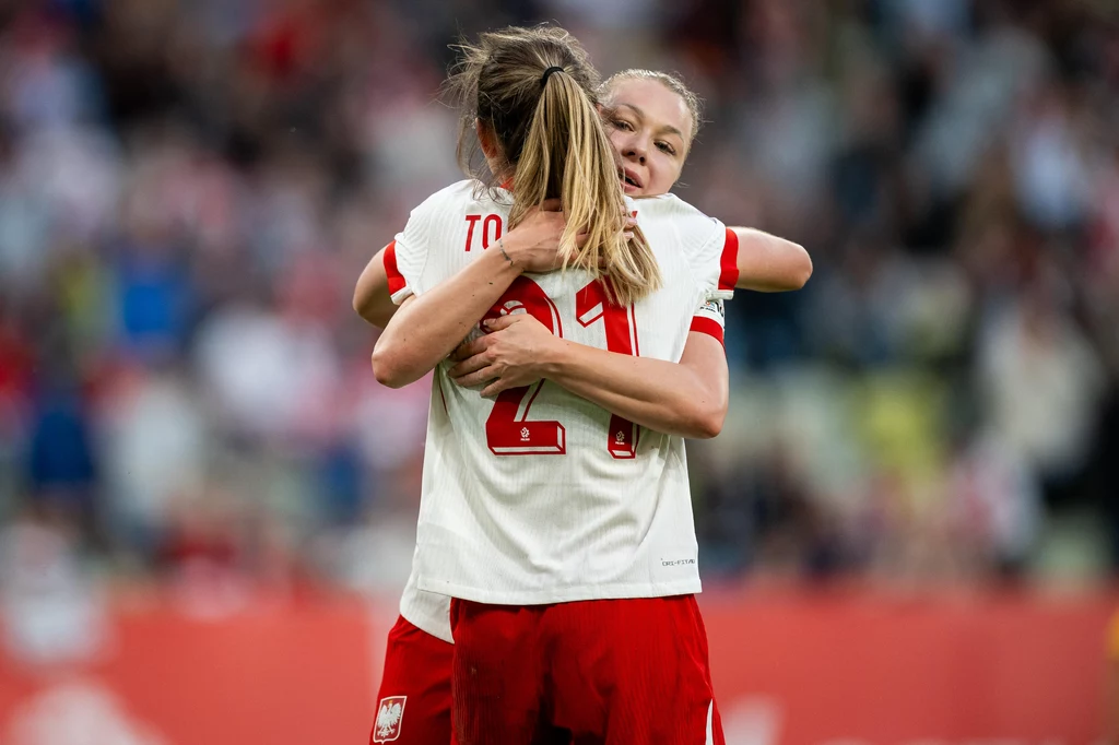 Weronika Zawistowska w objęciach Pauliny Tomasiak Weronika Zawistowska w objęciach Pauliny Tomasiak