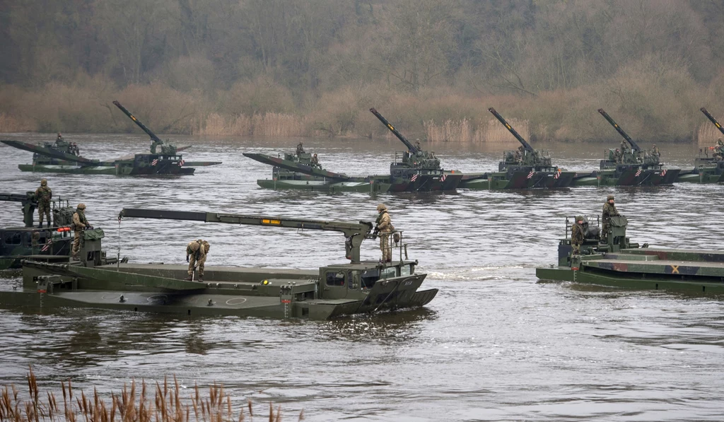 Manewry wojskowe NATO na rzece Ren. Zdj. ilustracyjne Manewry wojskowe NATO na rzece Ren. Zdj. ilustracyjne