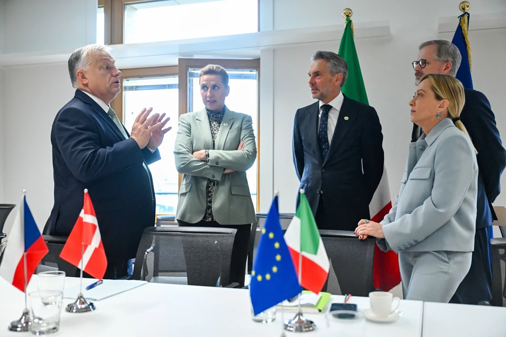 Przywódcy spotkali się na zebraniu Rady Europejskiej. Po lewej premier Węgier Viktor Orban Przywódcy spotkali się na zebraniu Rady Europejskiej. Po lewej premier Węgier Viktor Orban