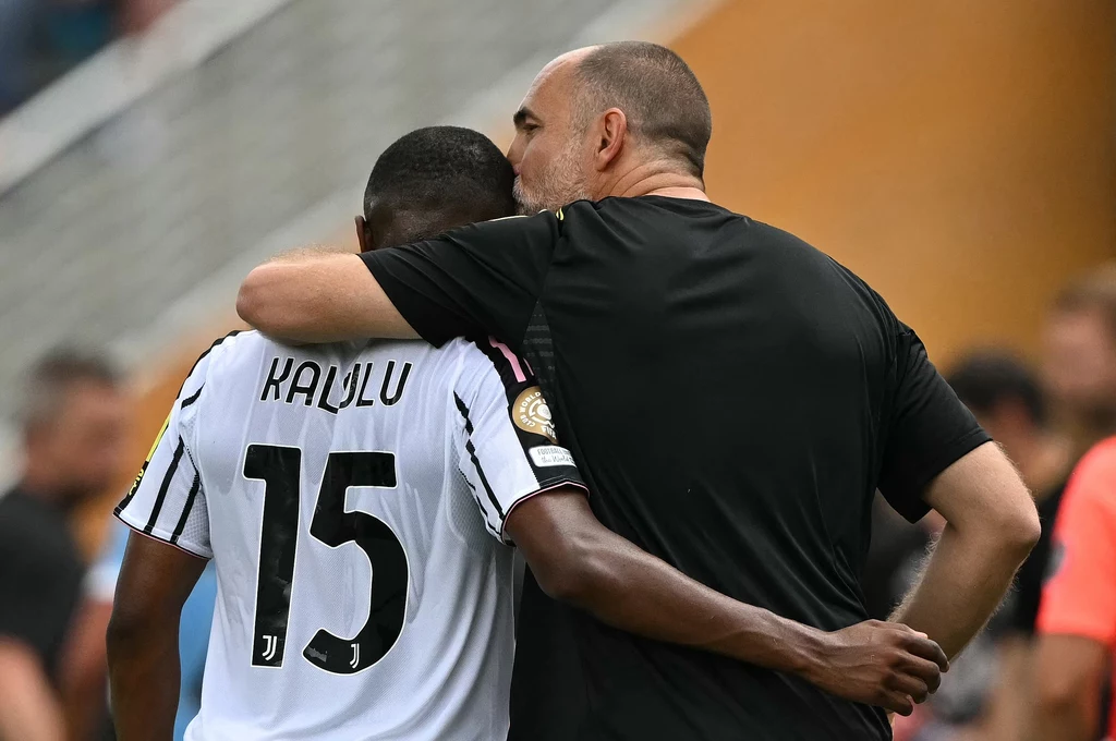 Trener Igor Tudor pociesza zdruzgotanego Pierre'a Kululu Trener Igor Tudor pociesza zdruzgotanego Pierre'a Kululu