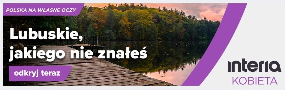 Drewniany pomost nad jeziorem otoczonym lasem z drzewami w jesiennych kolorach, po lewej stronie widoczny fioletowy baner oraz napisy promujące region Lubuskie.