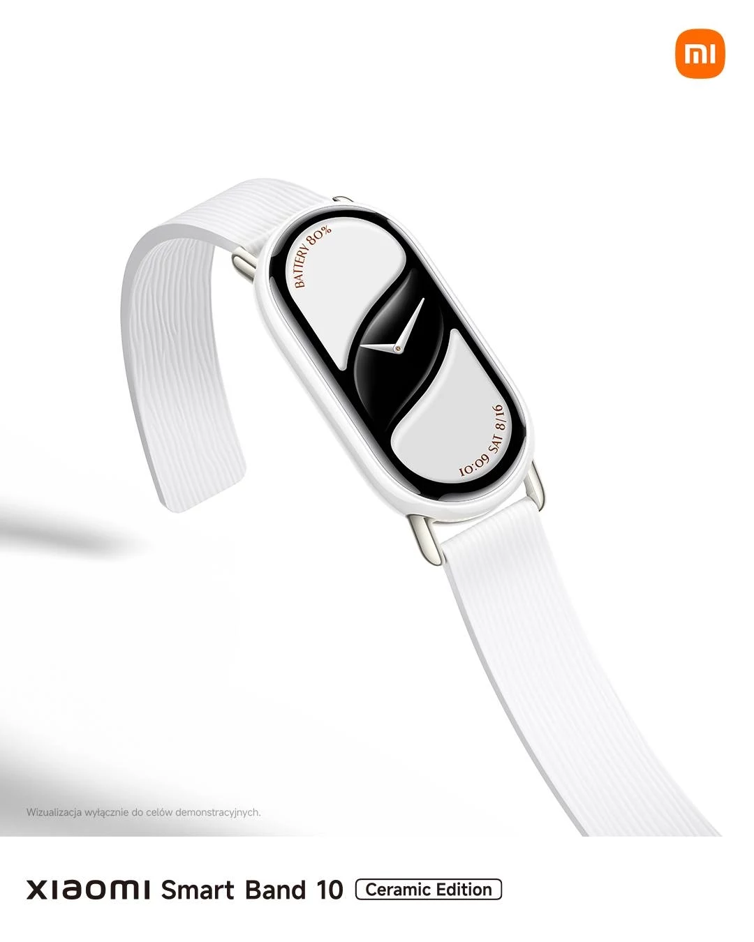 Xiaomi Smart Band 10 Ceramic Edition to nowa wersja popularnej opaski. Nowoczesna biała opaska sportowa o opływowym designie z wyświetlaczem owalnym, na którym widoczny jest zegar cyfrowy, opaska posiada białą, teksturowaną bransoletę i minimalistyczne akcenty reklamowe Xiaomi.