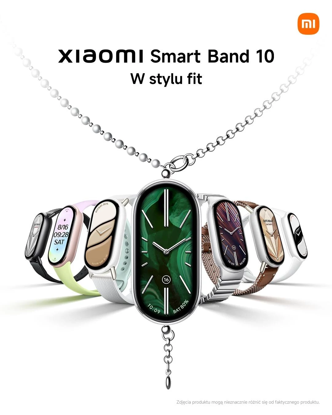 Opaska Xiaomi Smart Band 10 dostępna jest w różnych opcjach. Nowoczesne opaski sportowe Xiaomi Smart Band 10 w różnych wariantach kolorystycznych i stylistycznych, ułożone wachlarzowo na tle białym, z centralnie wyeksponowanym modelem w kolorze zielonym o wyglądzie tarczy zegarka.