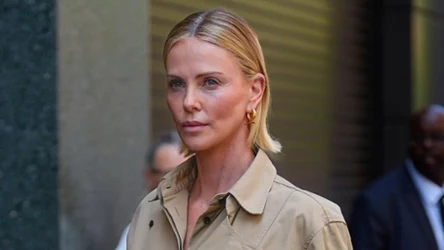 Charlize Theron udowodniła, że jest ikoną stylu. W perłowym topie wyglądała genialnie