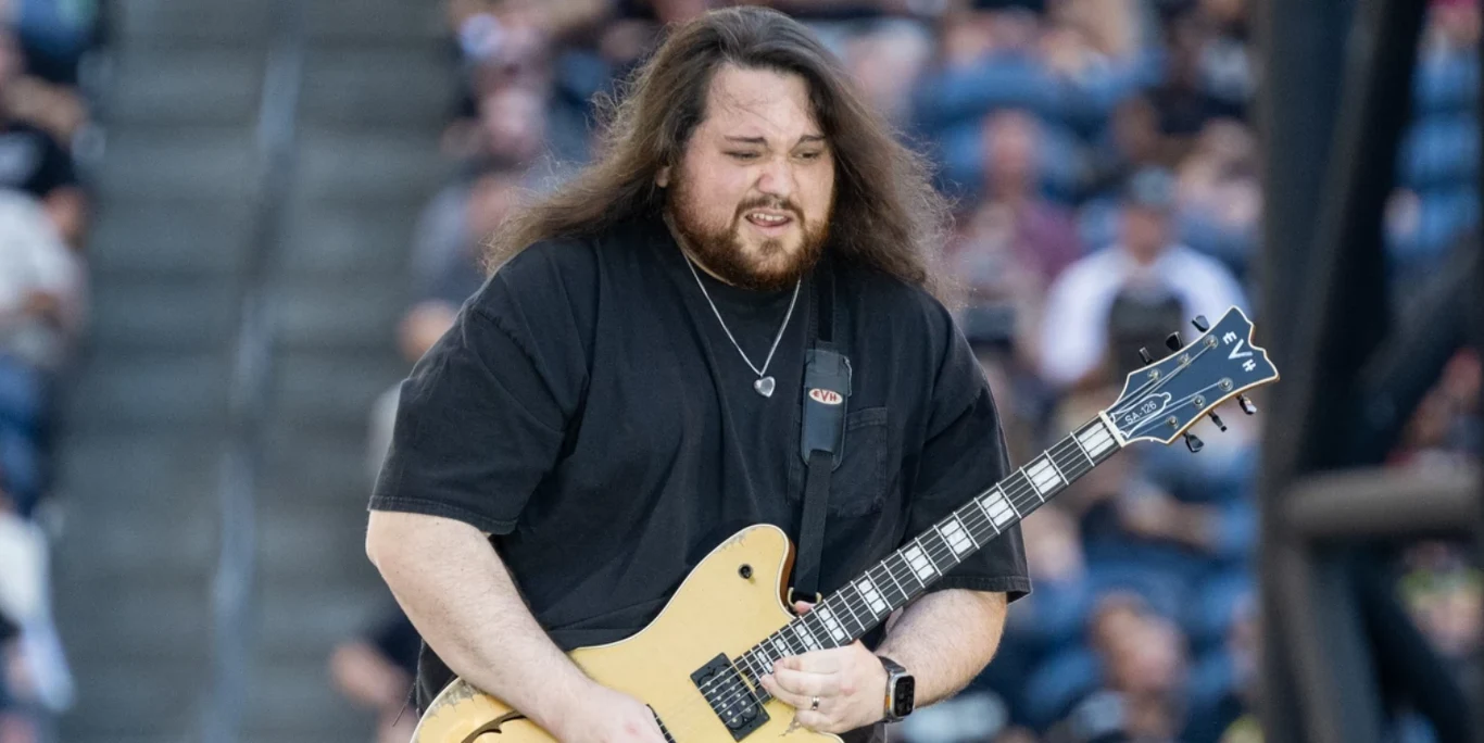 Wolfgang Van Halen nie pojawi się na pożegnaniu Black Sabbath Mężczyzna z długimi, ciemnymi włosami grający na kremowej gitarze podczas koncertu na otwartej scenie, w tle widoczna publiczność oraz schody stadionowe.