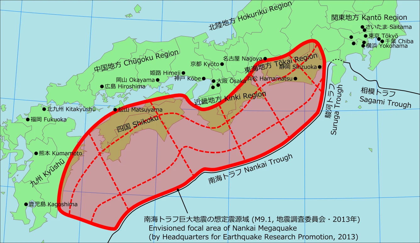 Mapa Japonii z zaznaczonym na czerwono obszarem potencjalnie dotkniętym przez megatrzęsienie ziemi w rejonie Nankai, oznaczenia miast i regionów na zielonym tle oraz opis w języku japońskim i angielskim.