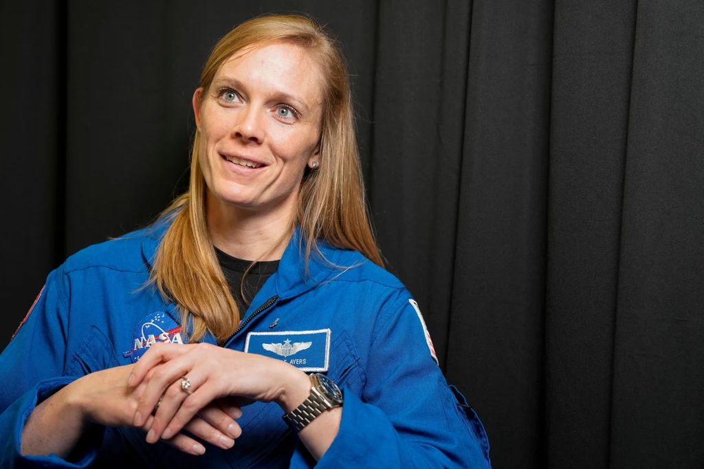 Nichole Ayers zwróciła uwagę oglądających proces dokowania kapsuły Dragon do Międzynarodowej Stacji Kosmicznej Nichole Ayers zwróciła uwagę oglądających proces dokowania kapsuły Dragon do Międzynarodowej Stacji Kosmicznej
