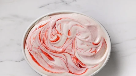 Domowe lody zrobisz tylko z jogurtu naturalnego i truskawek