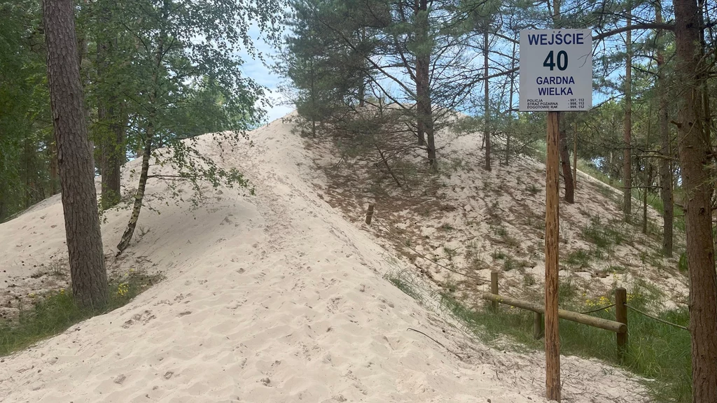 Między Rowami a Czołpinem znajduje się kilka drogowskazów "Do morza". Szlaki są przejezdne dla rowerów, ale trzeba się liczyć z "niespodziankami" w postaci wydmowego wyjścia na plażę Wejście przez piaskowe wydmy porośnięte sosnami i brzozami, znak informacyjny z napisem 'Wejście 40 Gardna Wielka' przy wejściu na teren wydm, drewniane ogrodzenie po prawej stronie drogi.
