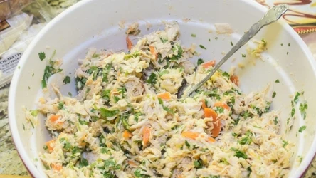 Nie marnuj resztek po gotowaniu rosołu - zrób z nich pyszną sałatkę