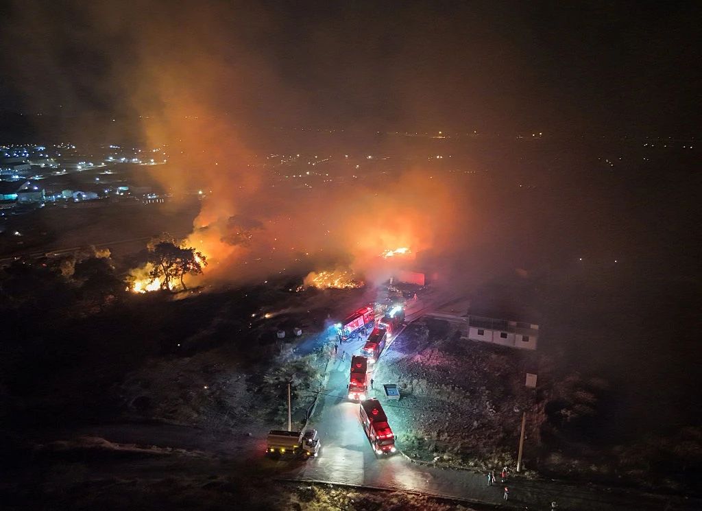 Pożar w Izmirze w Turcji. Jego przyczyną mogła być awaria sieci elektrycznej. To samo mogło spowodować groźny pożar w okolicach Palaia Fokaia w Grecji Strażacy gaszący pożar nocą, intensywne płomienie i dym rozprzestrzeniają się po okolicy, kilka samochodów strażackich ustawionych przy drodze, w tle zabudowania i rozświetlone miasta.
