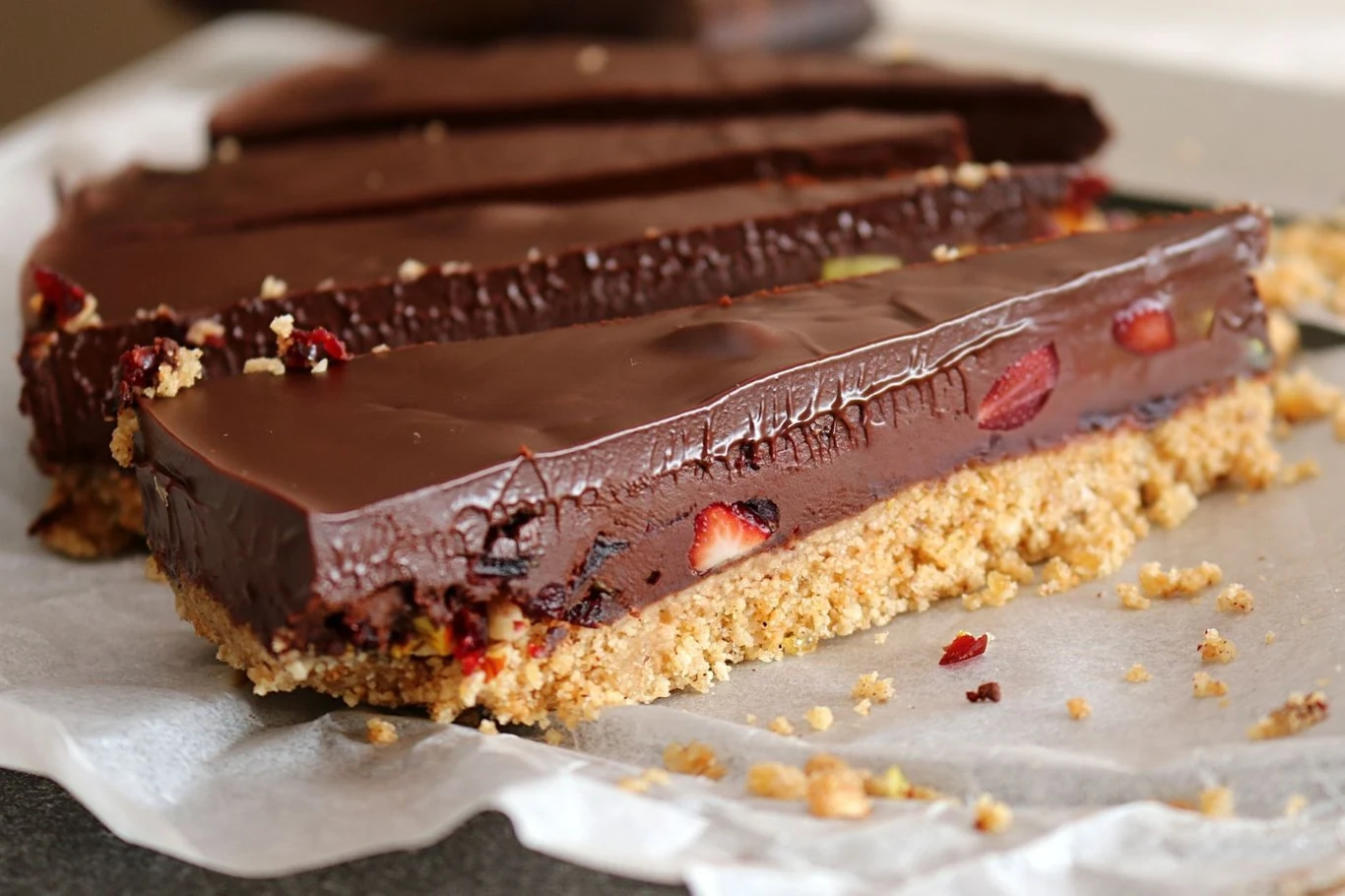 Czekoladowe ciasto z truskawkami robię na różnych spodach. Najczęściej wybieram czekoladowe lub maślane herbatniki Czekoladowe ciasto z truskawkami robię na różnych spodach. Najczęściej wybieram czekoladowe lub maślane herbatniki