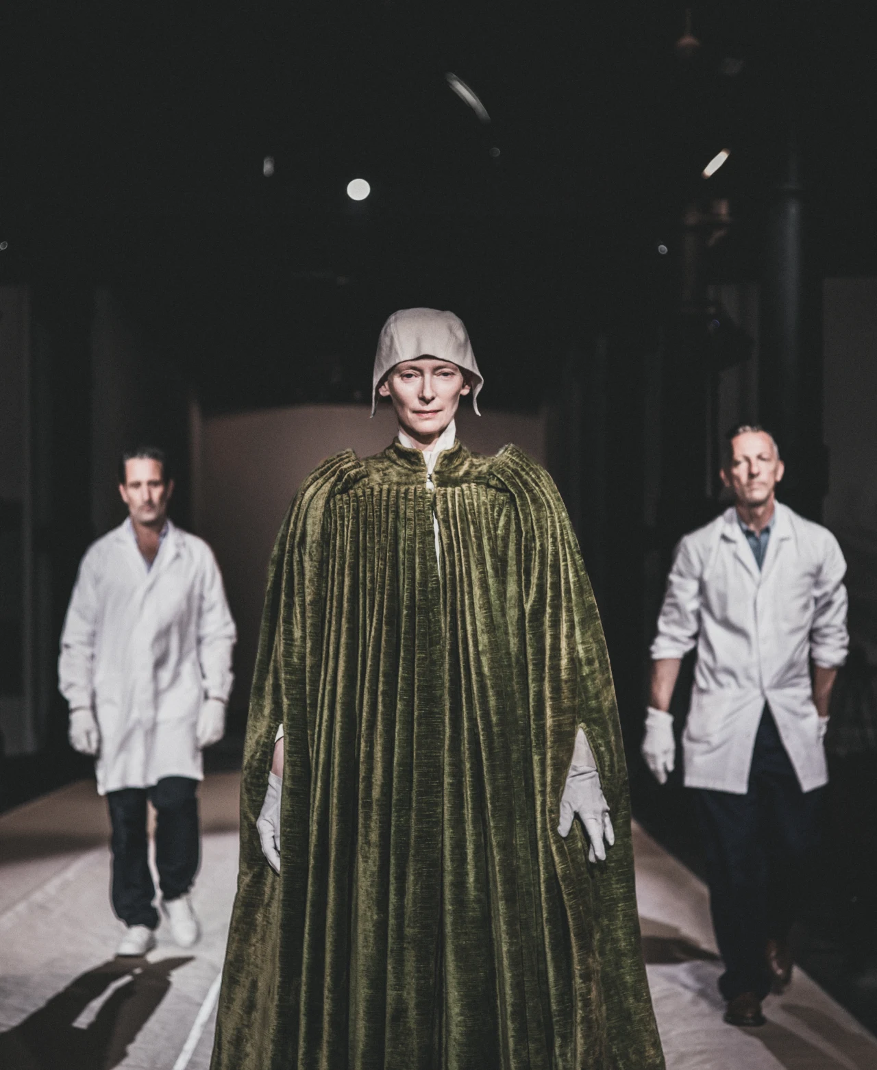 Tilda Swinton w jednym ze strojów Tilda Swinton w jednym ze strojów