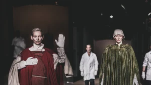 Tilda Swinton w czasie spektaklu
