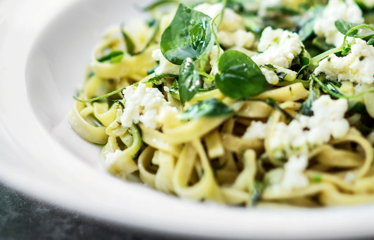 Makaron z fetą i bobem