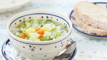 Lekki kapuśniak z młodej kapusty jest delikatniejszy w smaku od tradycyjnego