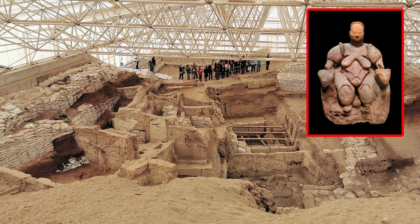 Wykopaliska w Çatalhöyük. Badania genetyczne ustaliły wyjątkowe relacje społeczne mieszkańców neolitycznego protomiasta Stanowisko archeologiczne z widocznymi warstwami wykopalisk oraz grupą zwiedzających, w prawym górnym rogu widoczna zbliżona fotografia prehistorycznej figurki kobiecej o pełnych kształtach.