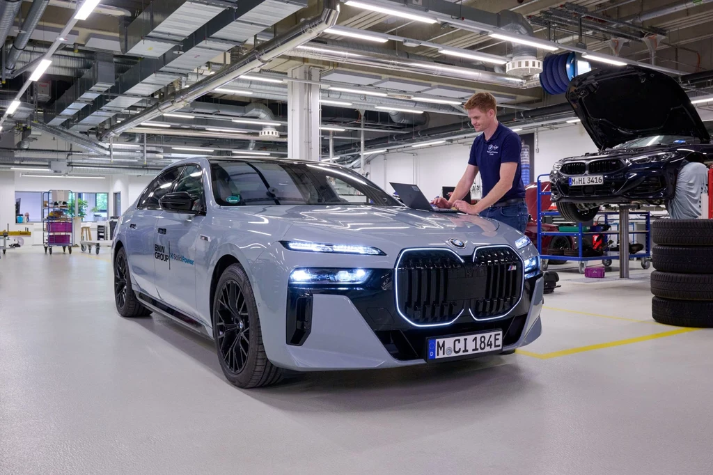 BMW i7 jest jednym z prototypów, na których BMW testuje nową technologię baterii. BMW i7 jest jednym z prototypów, na których BMW testuje nową technologię baterii.