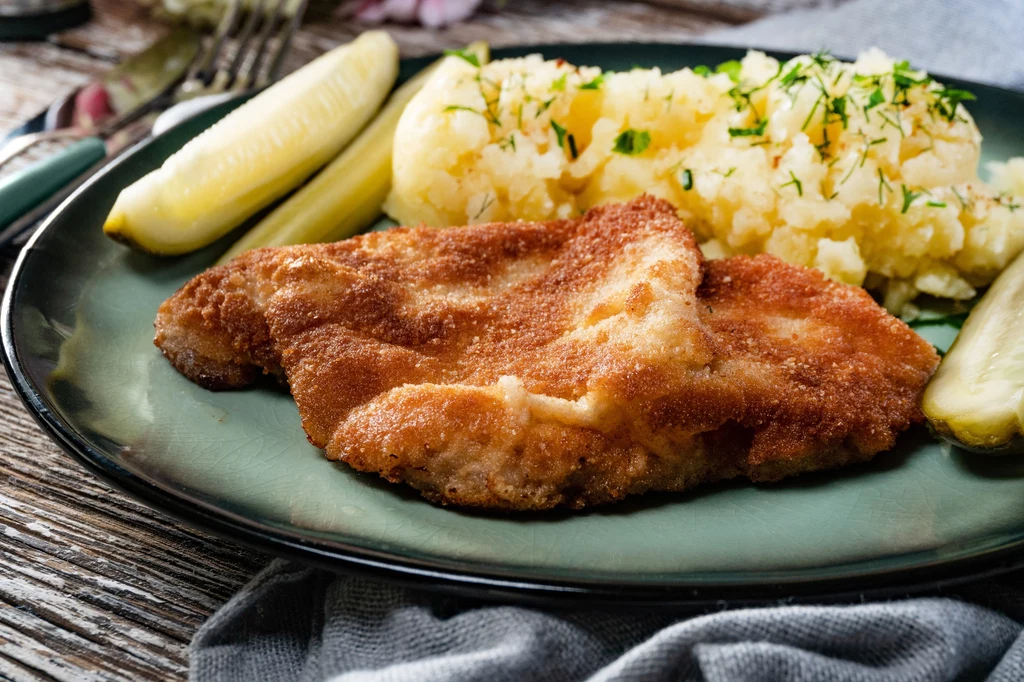 W planach kotlety schabowe, a tłuczek odmawia współpracy? Są na to świetne kuchenne triki W planach kotlety schabowe, a tłuczek odmawia współpracy? Są na to świetne kuchenne triki