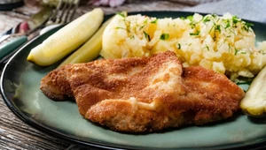 Jak rozbić schabowego bez hałasu i tłuczka? Poznaj kuchenne triki