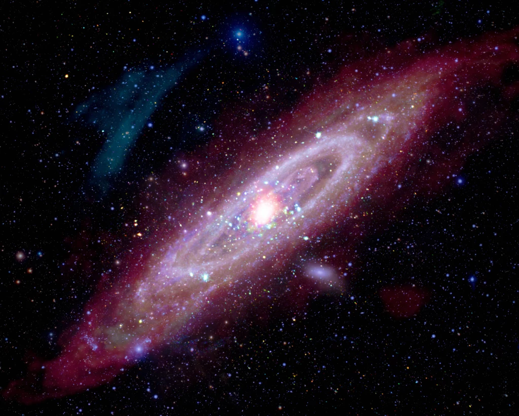 Takiego obrazu Messier 31 jeszcze nie widzieliśmy. Łączy w sobie obrazowanie w pięciu różnych zakresach światła Takiego obrazu Messier 31 jeszcze nie widzieliśmy. Łączy w sobie obrazowanie w pięciu różnych zakresach światła